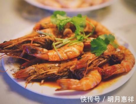 做油焖大虾，掌握这3点，红亮又鲜嫩，在家也能做出饭店的味道