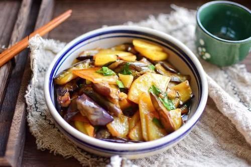 青椒炒茄子|茄子和此物一起炒,堪称“血管清洁工”,软化血管,血管也通畅了