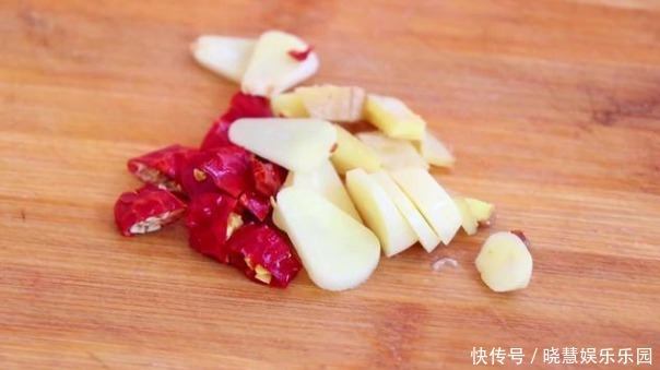 做法|素炒腐竹不好吃,大厨教你炒腐竹的做法,色泽鲜亮,好吃营养高