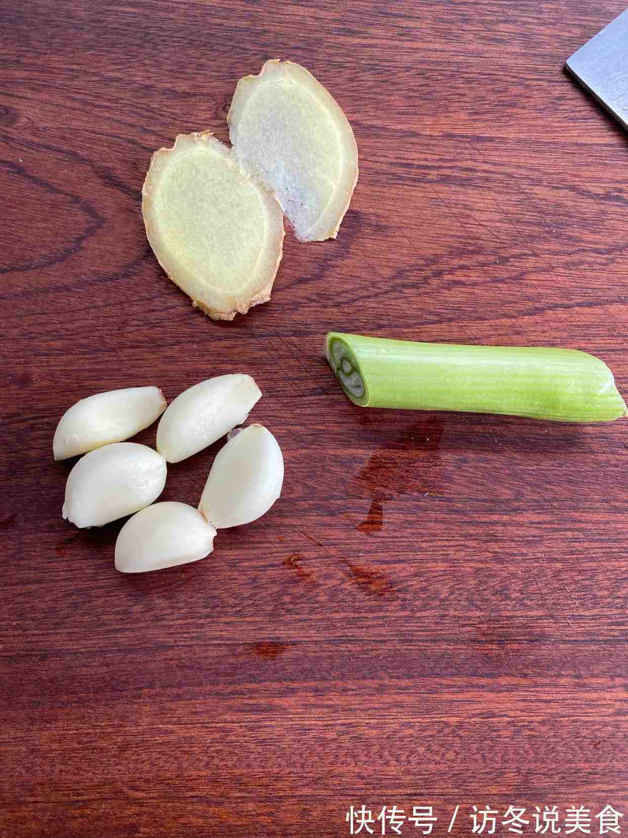 现在才知道，炒茄子不能先放油！大厨教你1招，茄子不吸油不发黑