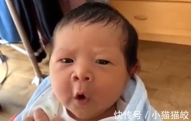 宝宝|刚出生的小婴儿四处打量,瞬间一笑暖化人心,网友:家庭没选错!