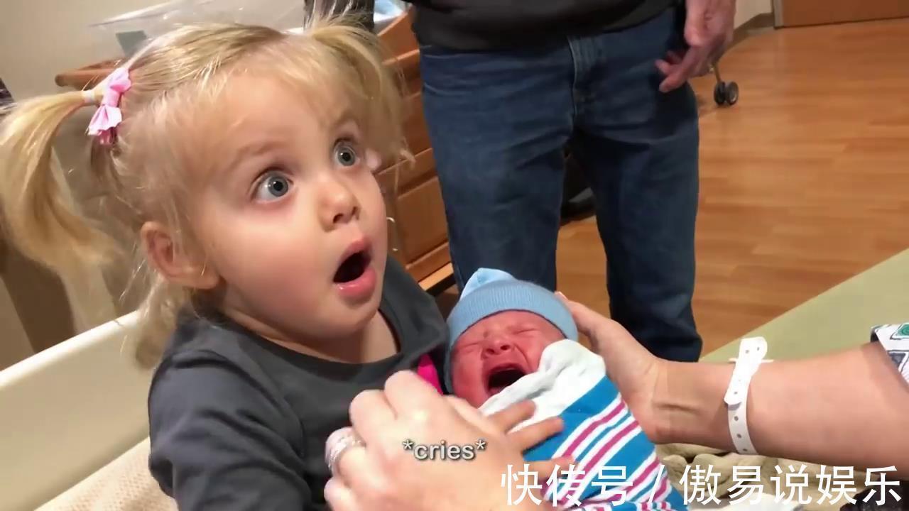 小宝宝|姐姐被妹妹突然的哭声吓到,下意识将妹妹扔掉,还好有惊无险