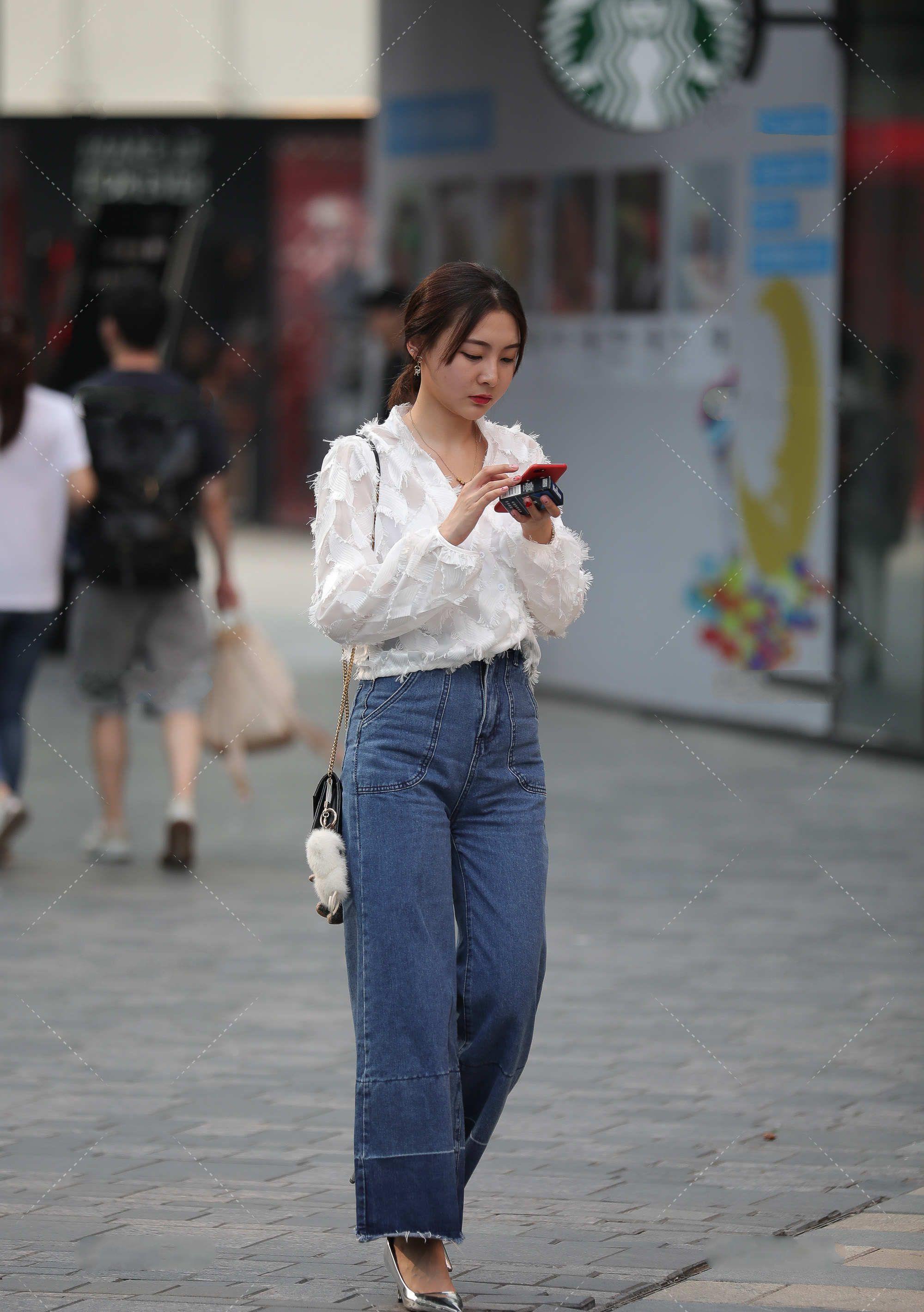 背心裙|时尚:蓝色牛仔裤很经典,阔腿裤好看又百搭,搭配白色上衣很合适