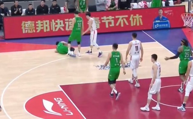 胡明轩|广东队末节直接崩盘!杜锋握手杨鸣认输表歉意,CBA险酿群殴事件
