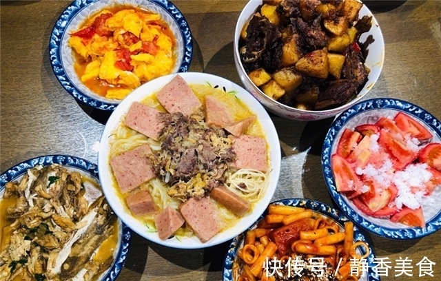 爸妈来城里小住，特意下厨做一桌菜，发朋友圈，亲戚：来蹭饭了！