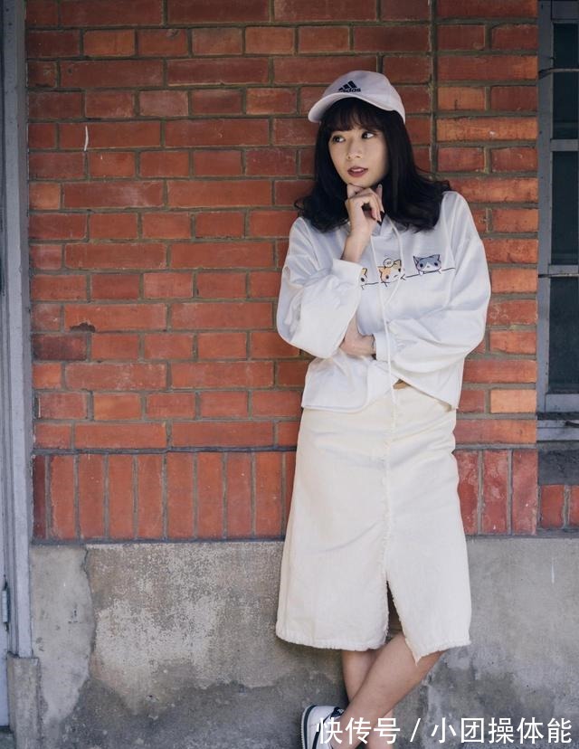 身穿白色 小姐姐身穿白色的帽衫卫衣，搭配牛仔半身裙，俏皮又时尚！