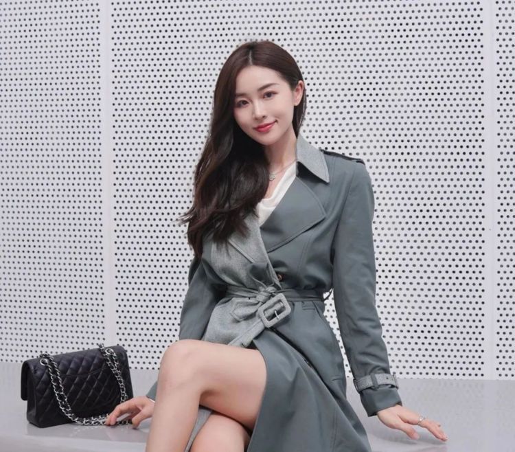 长风衣 浅绿拼墨绿的过膝长风衣搭配银色高跟鞋,是不是很有女人味啊?