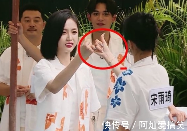 节目组|吴宣仪穿着过于清凉,沙溢不敢挨着坐,玩游戏过于天真