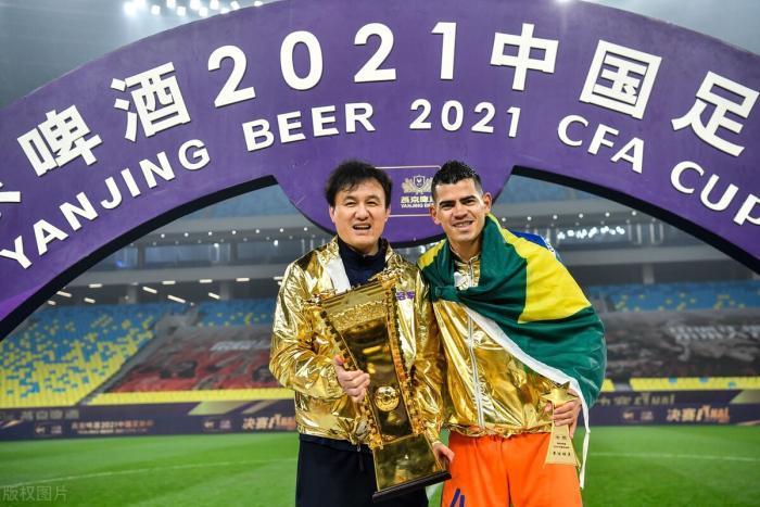 国足|山东帮的都去了,双冠王的郝伟不叫上?李霄鹏这事办得不地道