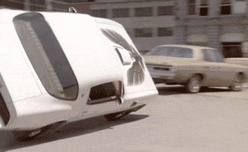 |搞笑GIF:突然感觉不对劲 以后再也不穿裙子帮人推车了