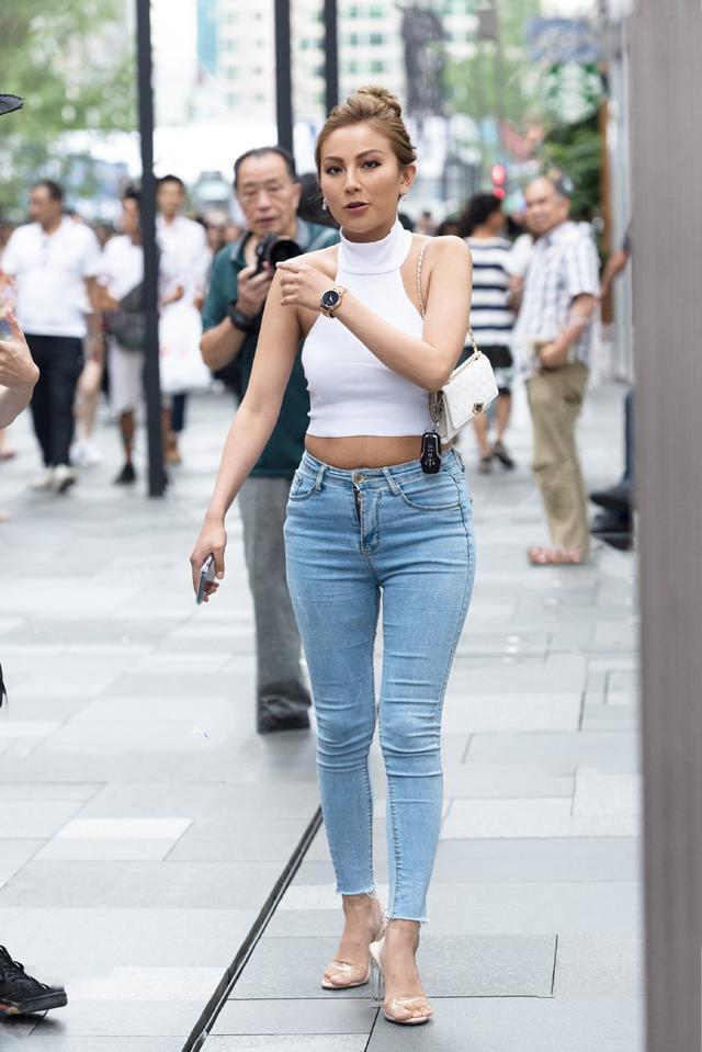 格子裙|街拍淡雅如仙的美女,身穿套装格子裙,活泼又可爱