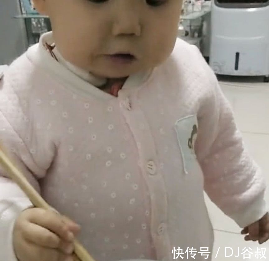 豆豆|一岁宝宝会用筷子吃饭,夹豆子比大人都灵活,网友:别人家的孩子