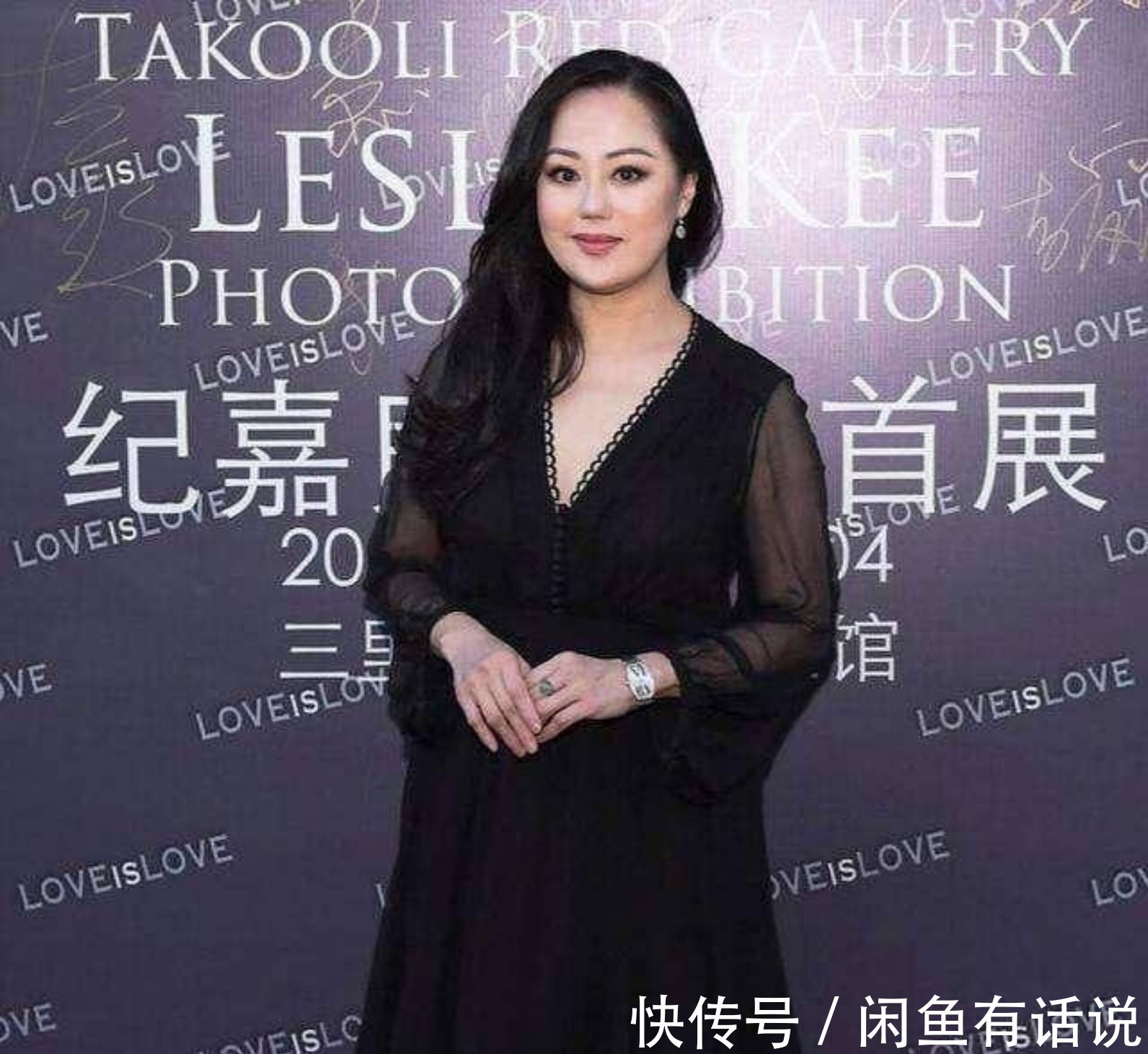 单品|章小蕙真壕,戴的项链钻石一颗比一颗大,配黑色礼服贵妇范十足