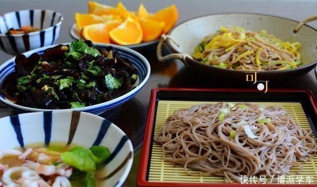 我家的午餐，看起来是简单健康的全素宴，但真实的样子是这样滴！