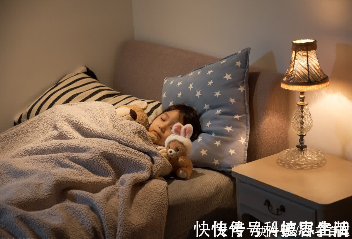 长高|睡前影响身体“长高”的2件事,家长别让孩子做,妨碍孩子长高个
