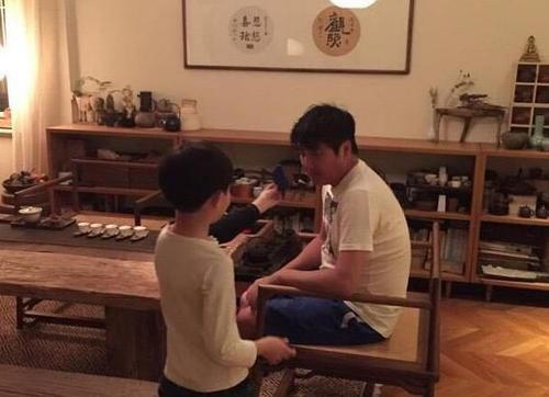 孙楠|走进孙楠现实中的家,仿佛住在森林木屋,连个厨房收纳架都是木的