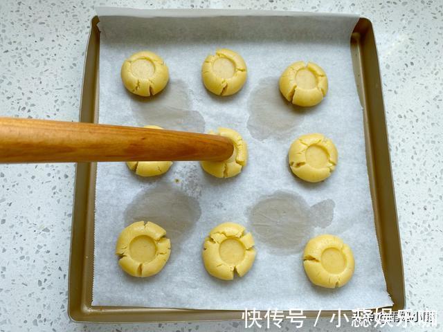 玉米油|不用猪油也酥脆,香酥美味黑芝麻桃酥,轻轻一碰酥得掉渣