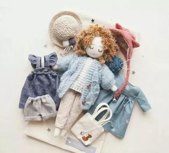 自制玩具熟练的妈妈用碎布给女儿做豪华的换装娃娃