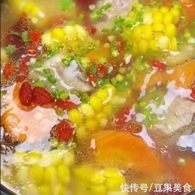清甜|玉米排骨汤清甜营养又健康，做法还很简单