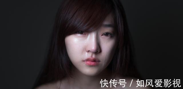 女儿|孕妈深夜生二胎,产房外只有大女儿一人等待,孩子的话让护士泪目