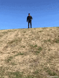 |搞笑GIF段子:挡着人行路了,就得踩着你过去!