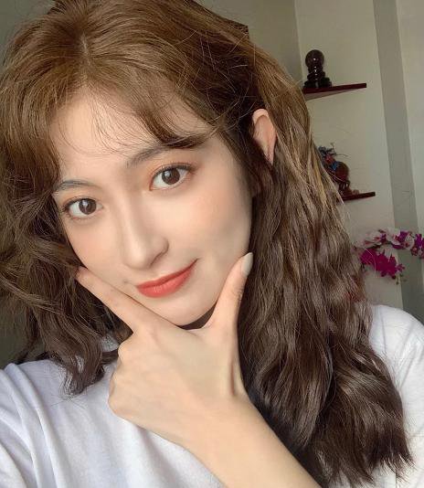 显白的发色，显得人比较甜美，造型也是很美的