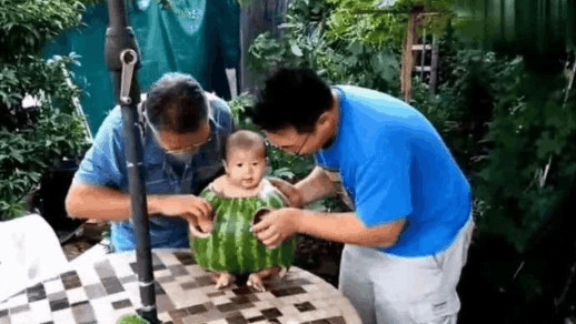 西瓜皮|男子用西瓜皮给孩子做了一件新衣服，宝宝穿上后这表情亮了！