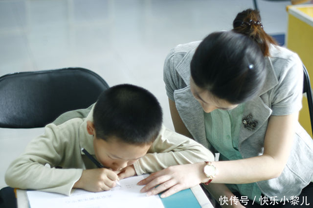 辅导作业太上头，妈妈一巴掌把孩子乳牙打进气管，网友：女侠息怒