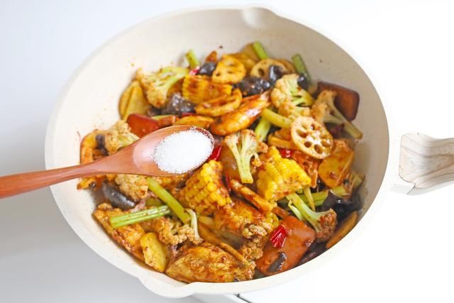 麻辣香锅在家也能做，步骤简单，食材丰富，比点外卖实惠多了