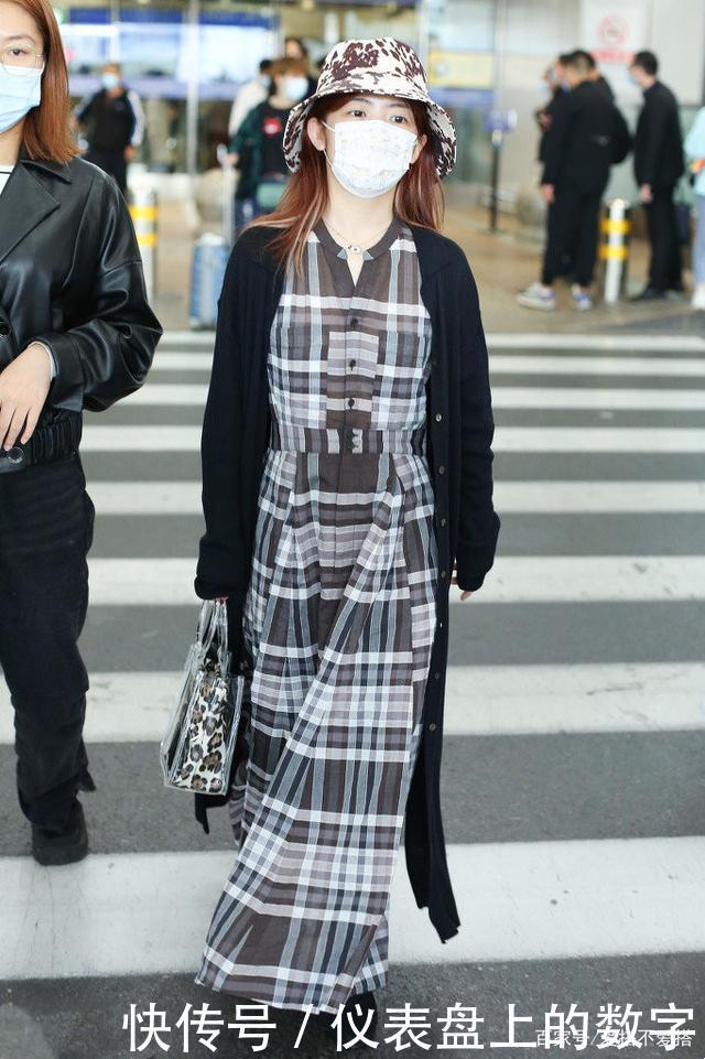 女人少穿西装吧，呆板还容易撞衫！现流行这5件外套，百搭显气质