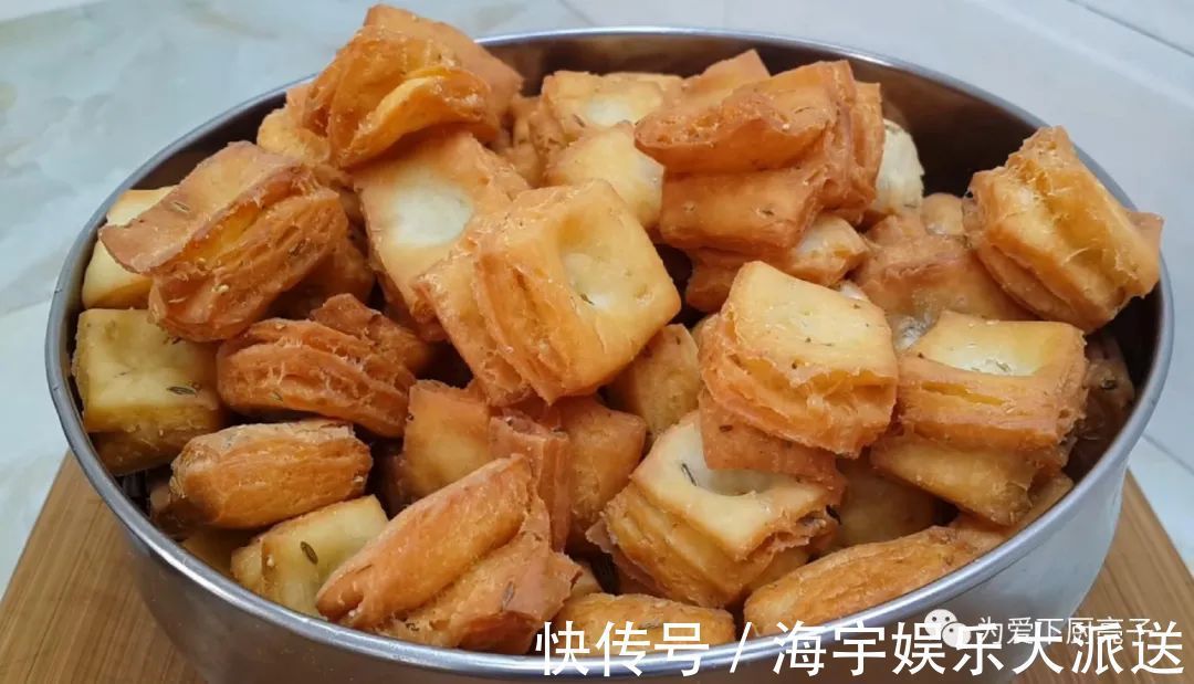 零食|孩子想吃零食不用买,擀一擀切一切,出锅比麻花都好吃,太香了