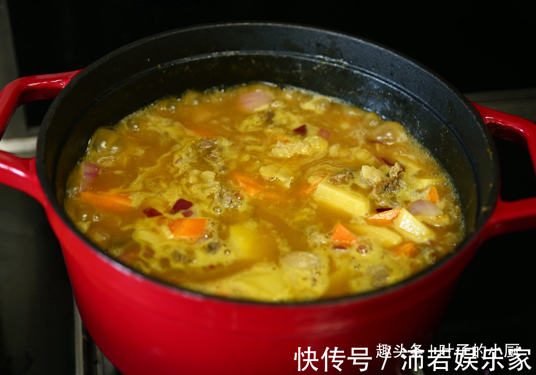 土豆炖牛肉|土豆炖牛肉,30年大厨支招只要加上此物,七大姑八大姨抢着吃