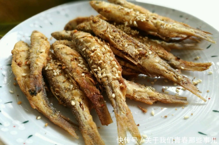 做法|炸小鱼,用面粉还是用淀粉?教你做法,外酥里嫩,连骨头都炸酥了