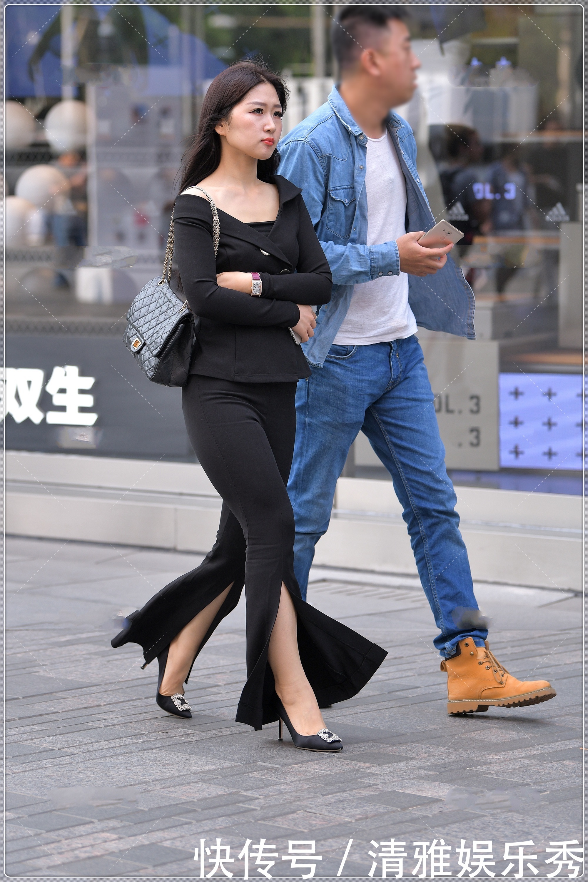 修身露肩上衣搭配黑色喇叭裤,时尚又有型,尽显精致女人味