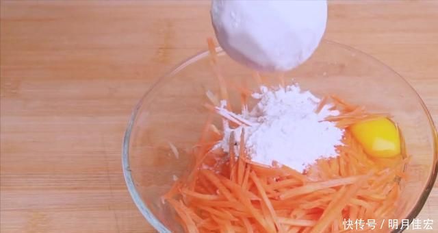 这样做出的蔬菜鸡蛋早餐饼既营养又美味,几分钟就能搞定早餐