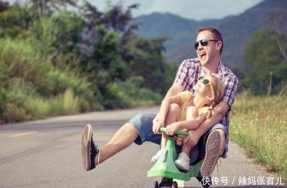 摩托|男子边骑摩托边牵着骑滑板车的女儿，爸爸带娃，真是只要活着就好