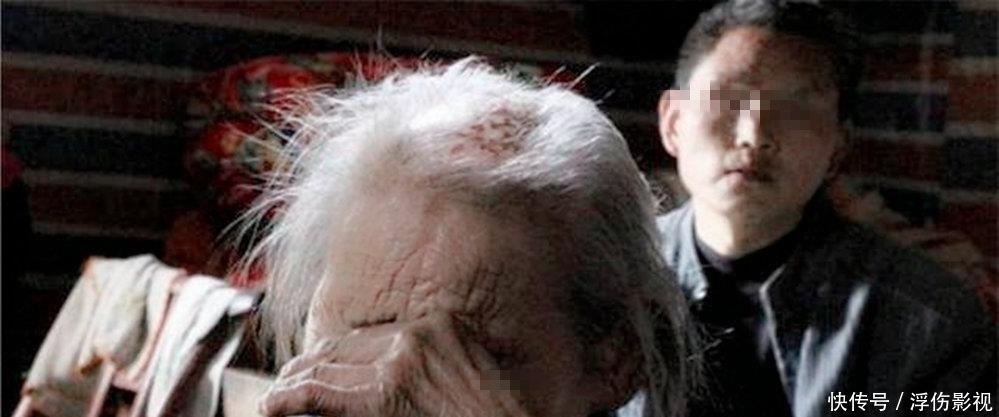 小丽|7旬老人下跪求女儿卖房救老伴,女儿婉拒:咋不让你儿子卖