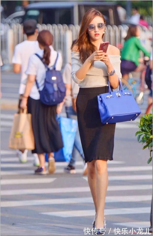 干净利落 牛仔服搭配白色打底裤,穿上卡其色的过膝靴,显得干净利落