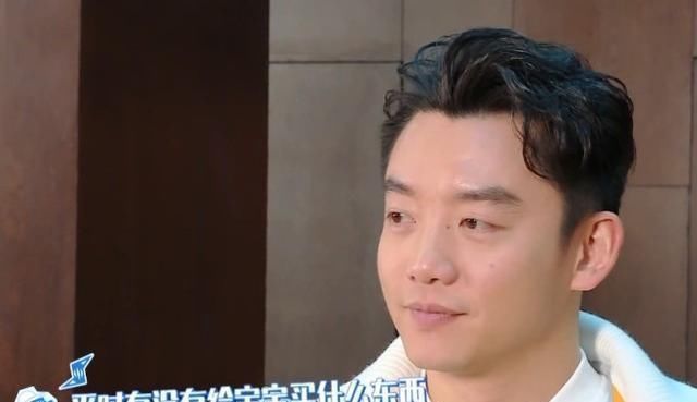 苗苗意外现身《跑男》，郑恺瞬间耳朵发红，baby反应却懒得装了