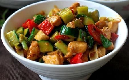  厨师|58岁厨师酱爆鸡丁，关键要做到这两步，否则酱汁不香