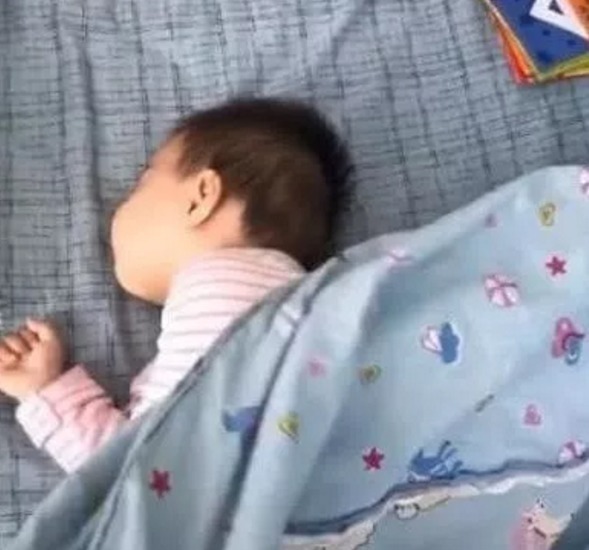 睡姿|宝宝睡觉意外走红,妈妈掀开被子的瞬间,别小瞧穿尿不湿的
