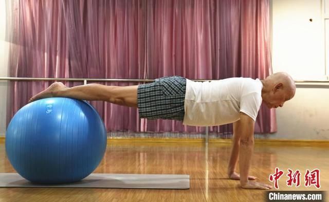 瑜伽|广西八旬退休教师练瑜伽五年 大秀一字马