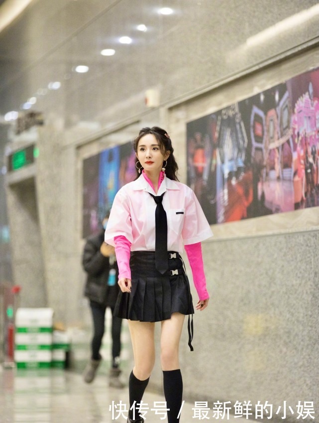 再现|杨幂学院风造型曝光,34岁再现少女感穿搭,漫画腿太抢镜