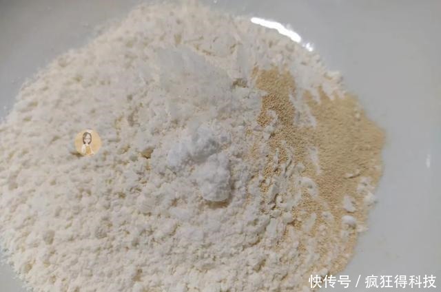 蓬松喧软的油条，不加泡打粉加点酵母就能做出来，和卖的一样好吃！