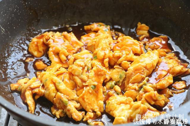 鸡蛋别再水煮了,试试新吃法,鲜香味美,下酒更下饭,太香了