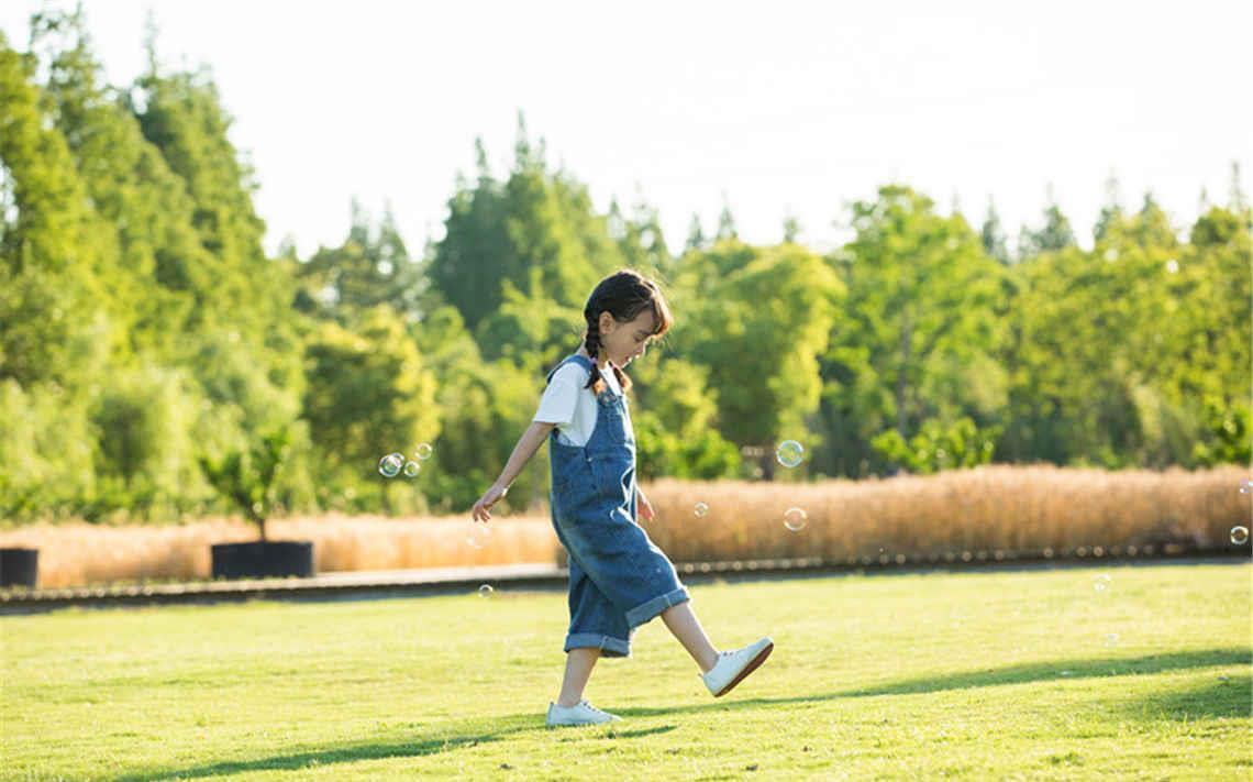 月经|女孩啥时候第一次来例假?年龄不合适可能影响身高,父母需重视