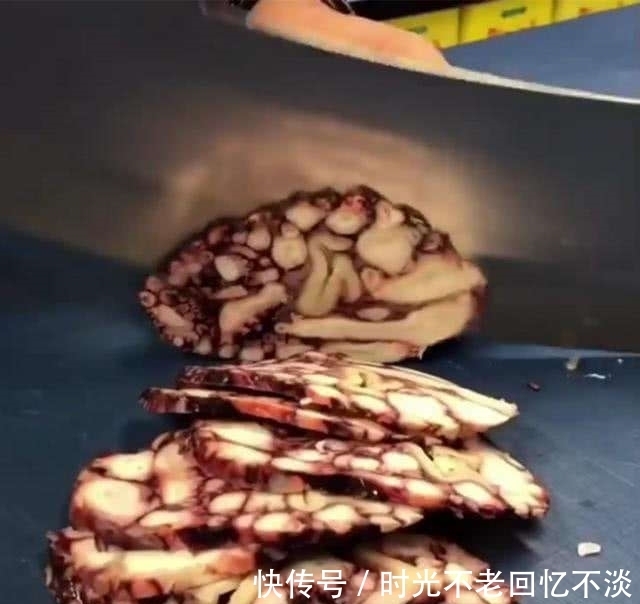 瓶子|男子把两个八爪鱼塞进瓶子里，煮了50分钟，然后切开！