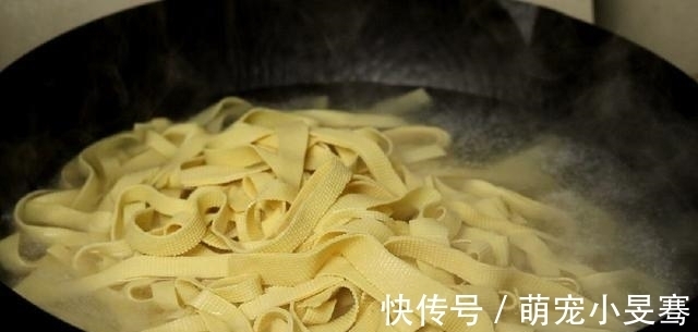 特色|豆腐皮别炒着吃了，教你一个特色做法，香辣美味，比吃肉还过瘾