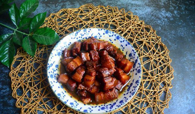 只加|爷爷用了几十年的红烧肉做法,只加四种香料,软糯入味、红亮诱人