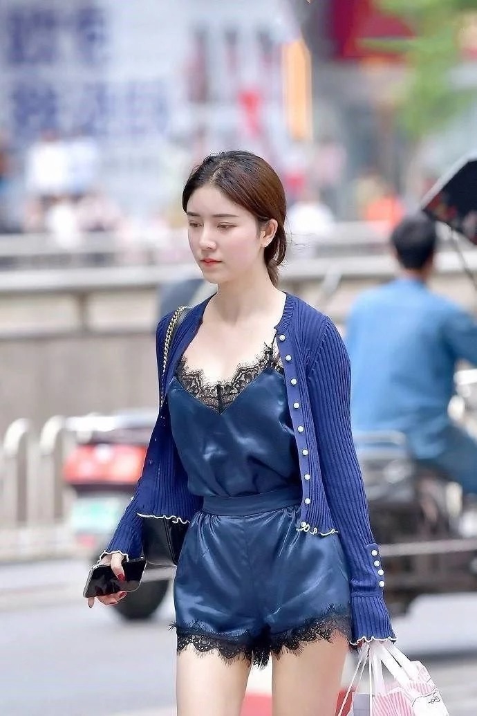 吊带|娉婷袅娜的小美女，身穿吊带配牛仔裤，尊贵优雅显大气